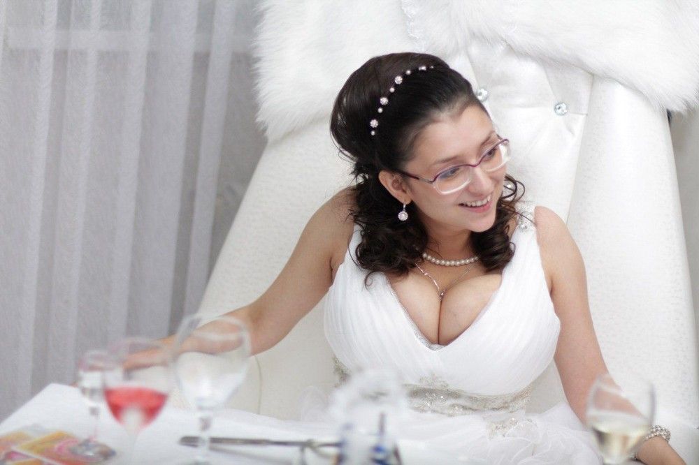 Пышная невеста в белых чулках с большими дойками