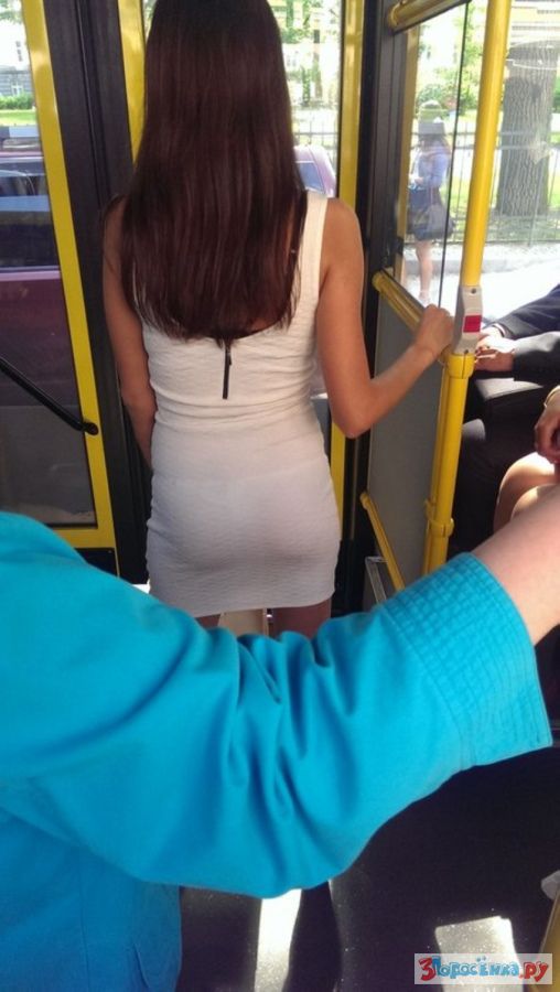 Парень заснял мамку в автобусе в коротком платье и ее трусики