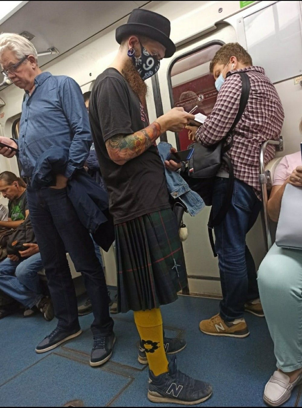Странный человек кратко. Модники в метро. Люди в метро.