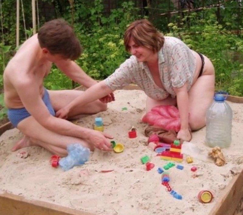 Мама играет с членом. Взрослые в песочнице. Смешная песочница. Взрослые играют в песочнице. Мальчик в песочнице.