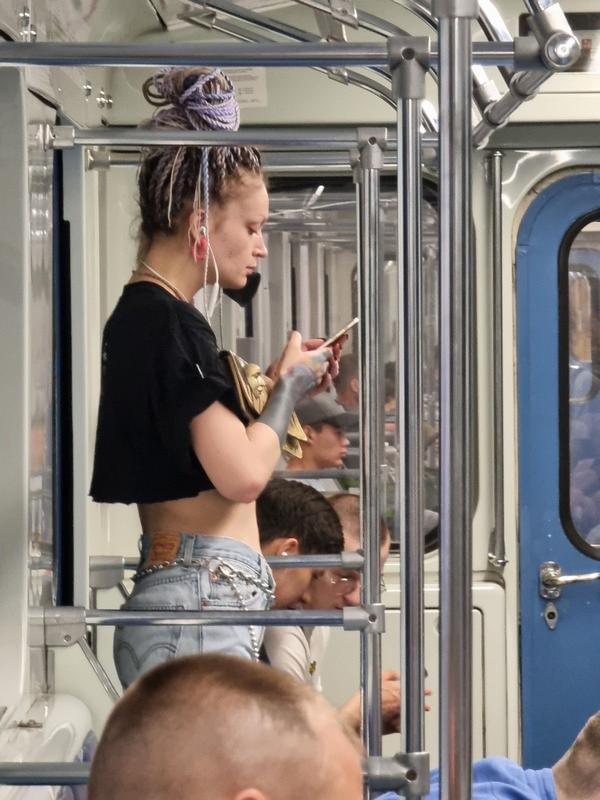 Люди в метро фото