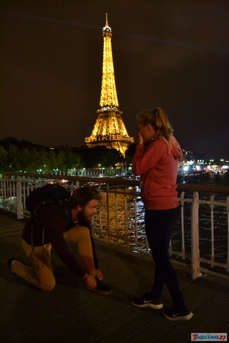 Girlfriend got. Париж прикол. Предложение руки и сердца Мем. Смешное предложение руки и сердца. Мем Эйфелева башня я в Париже.