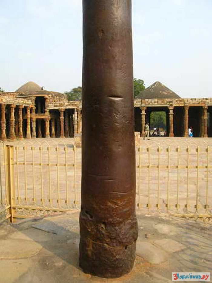 Отлитую из чистого железа. Кутб Минар железная колонна. Кутб-Минар в Дели Железный столб. Железный столб в Индии. Железный столб в Индии не ржавеет.