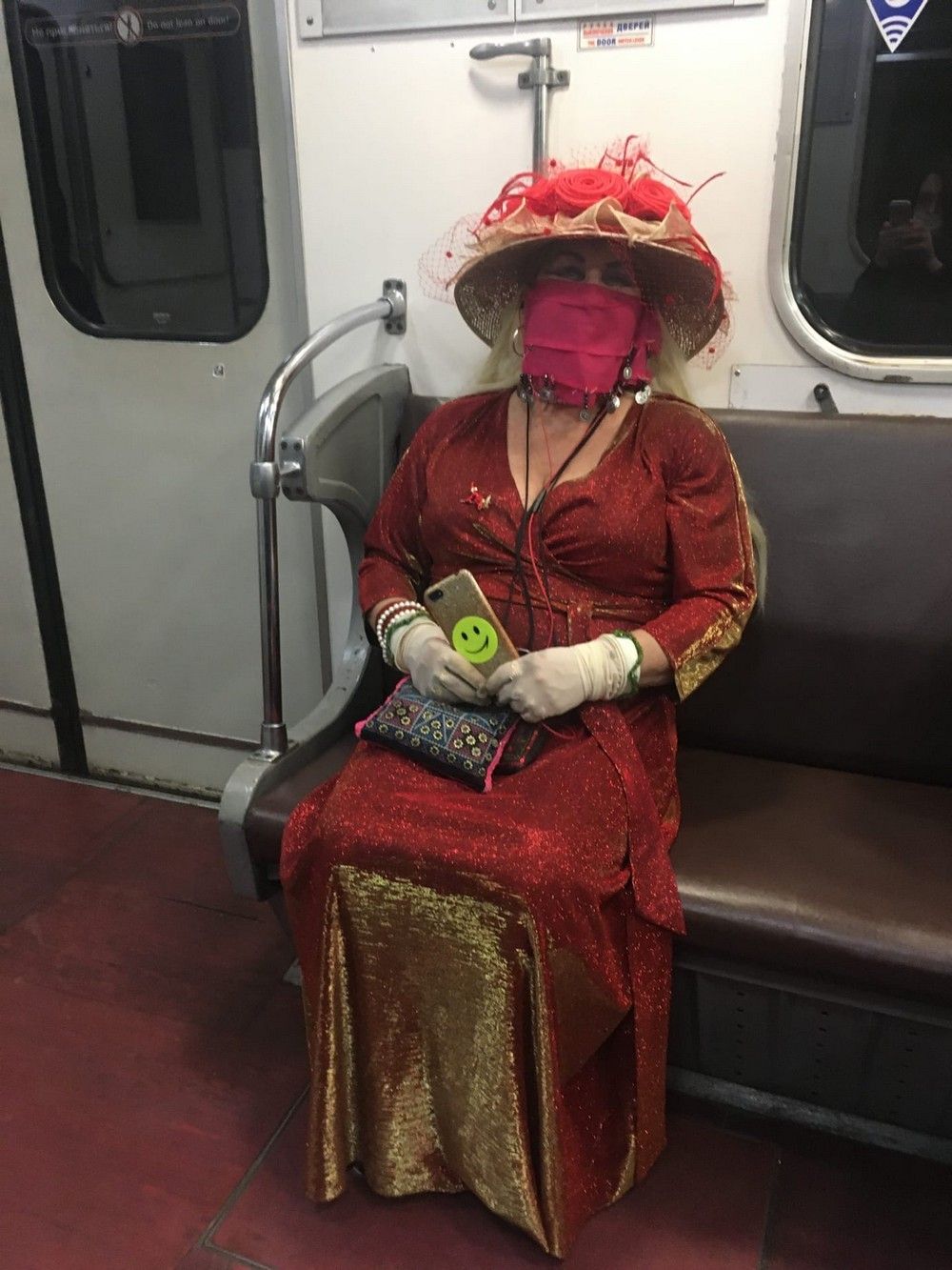 Нарядная дама в метро