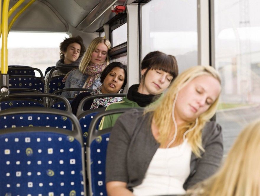 Москва едет на работу. Человек сидит в автобусе. Уснул в автобусе. Спящий человек в автобусе. Пассажиры сидят в автобусе.