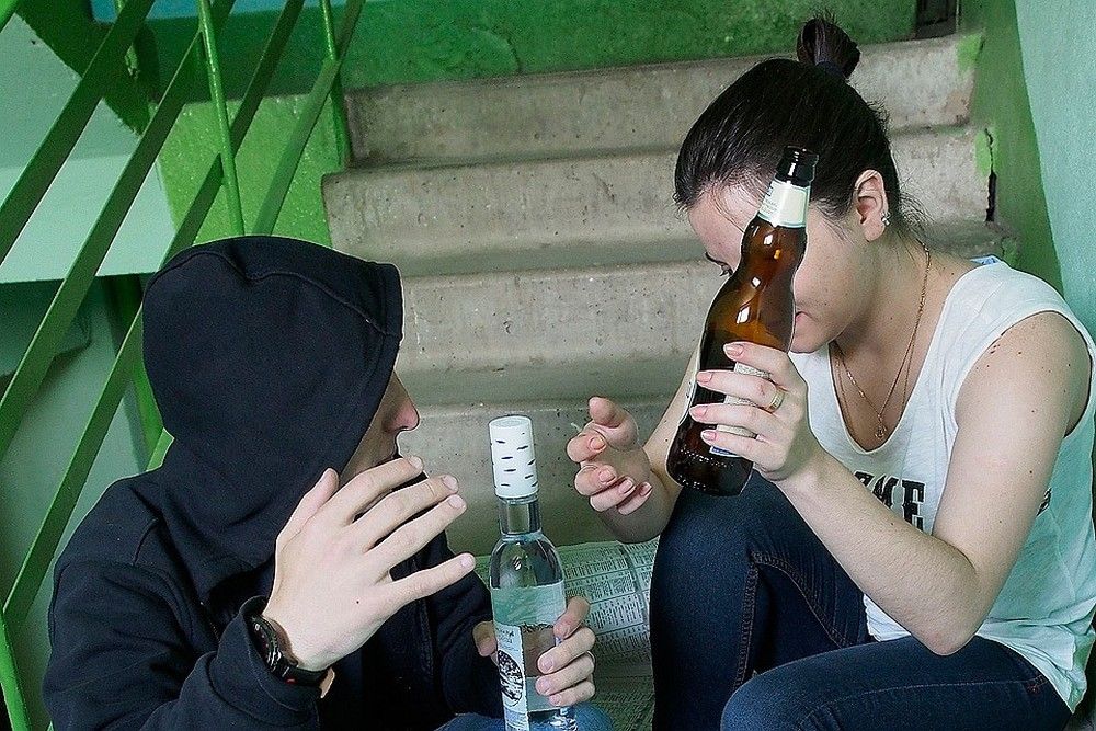 Молодым можно принимать. Алкоголизм молодежи. Пьющий подросток. Пьющая молодежь. Школьники с алкоголем.