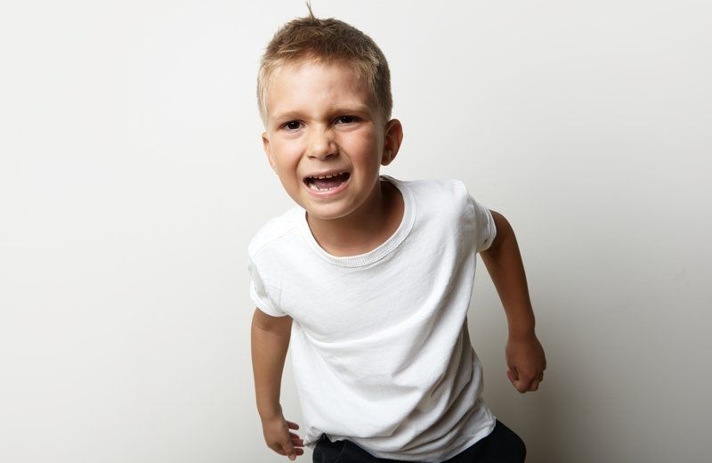 Запрещенка школьников. Фотопортрет ребенка мальчика в белой футболке. Мальчик в футболке портрет. Мужчина в футболке портрет.