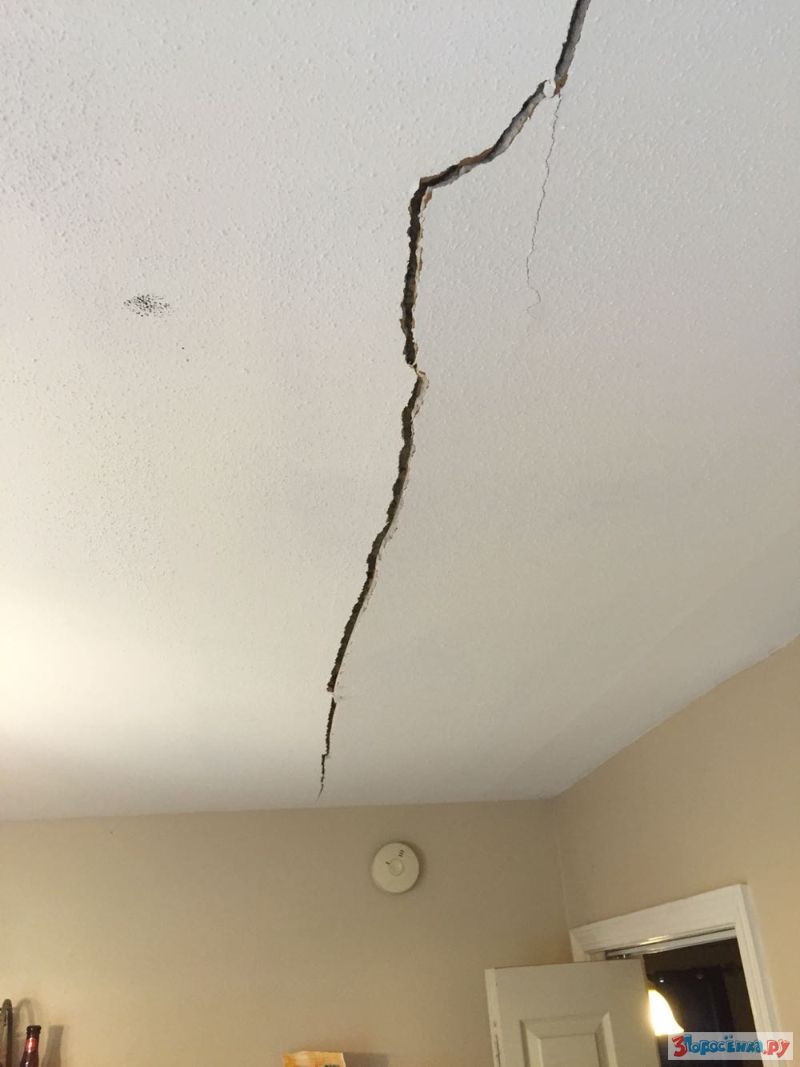 Трещина комната. Трещины на потолке. Мелкие трещины на потолке. Щель в потолке. Трещина в стене в квартире.