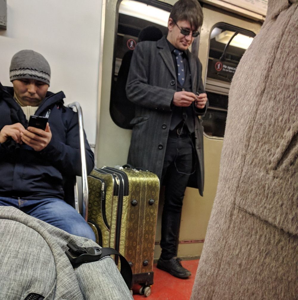 Чел в метро. Люди в метро. Обычные люди в метро. Богачи в метро. Стильные люди в метро.