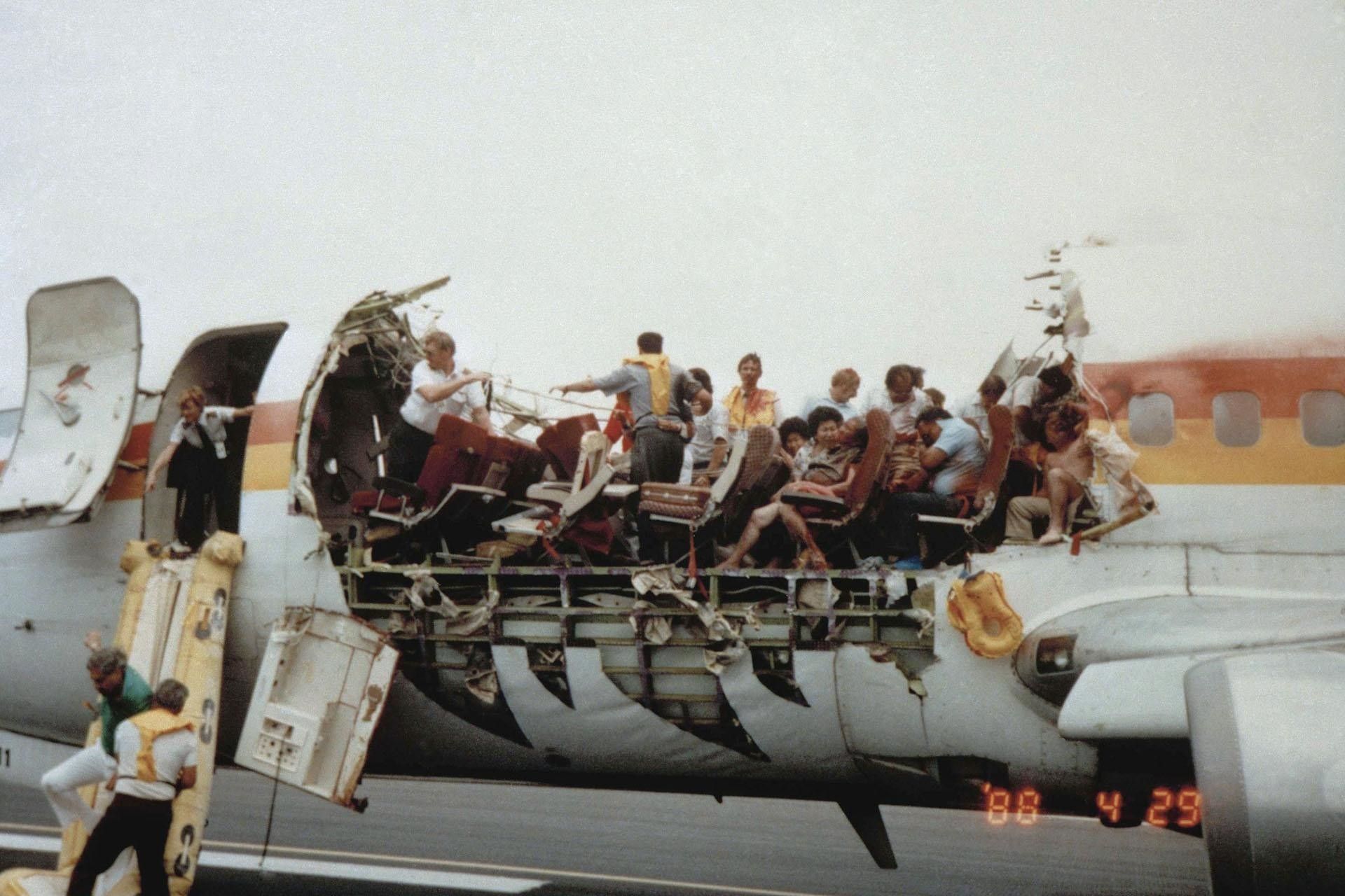 Самолет без экипажа. Рейс 243 АЛОХА Эрлайнз 28 апреля 1988 года. Рейс АЛОХА 1988 года. Разгерметизация самолета Боинг 737. Aloha Airlines катастрофа 1988.