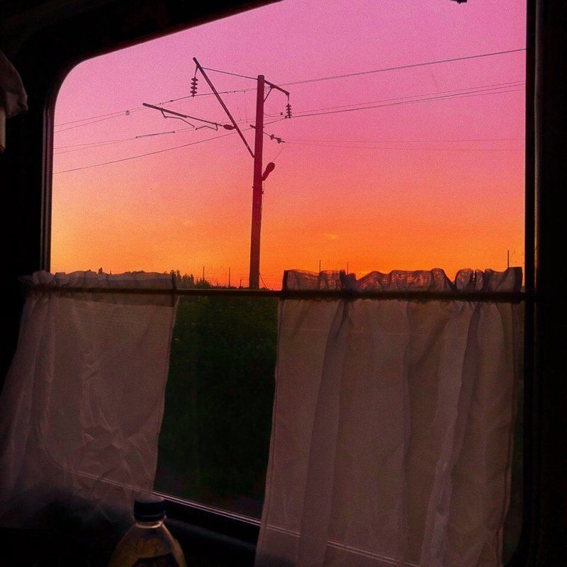Под стук колес. Окно вагона. Вид из окна поезда. Красивый вид из окна поезда. Вид с окна электрички.