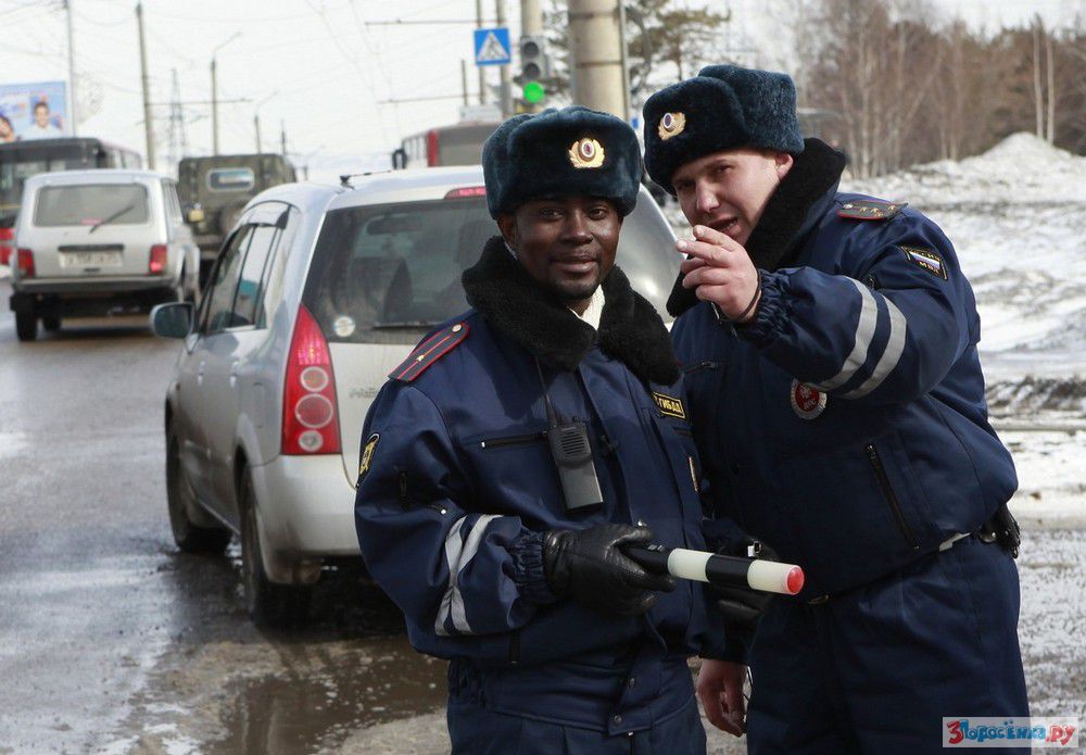 Русский гаишник. Негры в Российской полиции. Чернокожие полицейские в России. Негр полицейский в России.