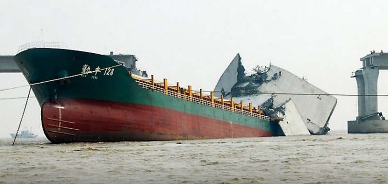 Корабль сломал мост. Столкновение судов в море. Пробоина в корабле. Морские происшествия. Berg затонувший корабль.