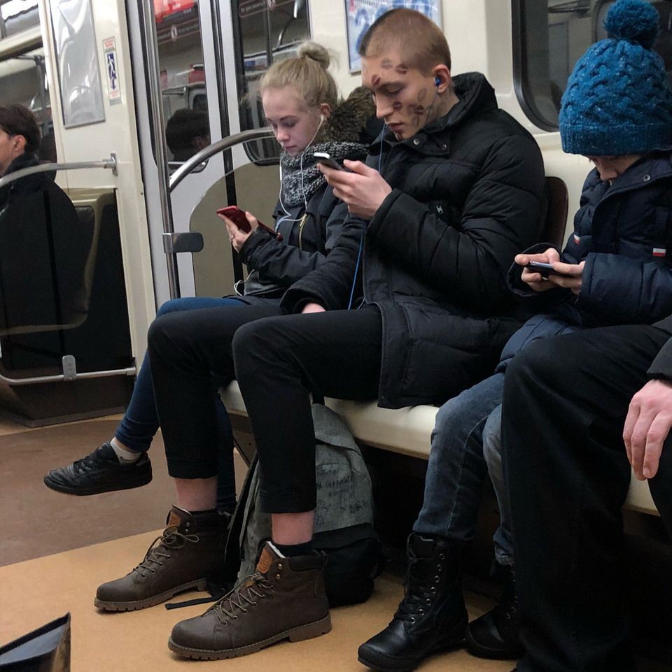 Индексация в метрополитене. Люди в метро. Человек сидит в метро. Люди в метро зимой. Люди в метро в куртках.