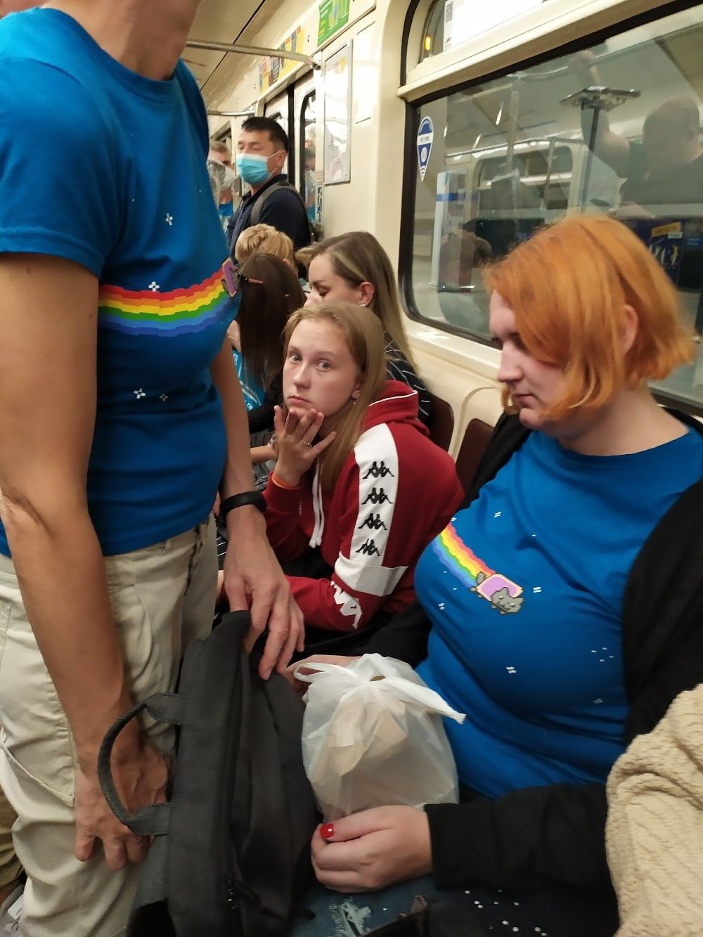 Пассажиры не заметили. Смешные пассажиры в метро. Чудаки в метро Московском. Выделяющиеся люди в метро. Чудаки в электричках.