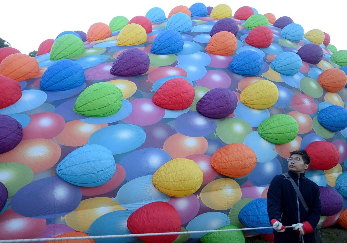 Караоке воздушный шар. Самый большой воздушный шар в мире. Самый большой воздушный шарик в мире. Воздухоплавательный шар в интерьере. Много воздушных шариков фото.