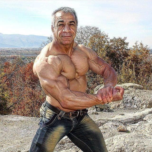 Old muscle. Старые бодибилдеры. Пожилые культуристы. Бодибилдеры мужчины старые. Дед бодибилдер.