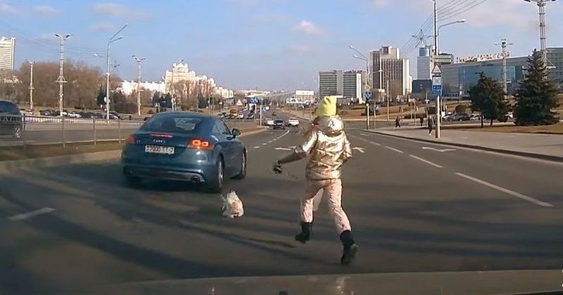 Детвора выбежала на улицу. Девочка выбежала на дорогу. Маленькая девочка выбежала на дорогу прямо перед автомобилем. Маленький уфф фото.