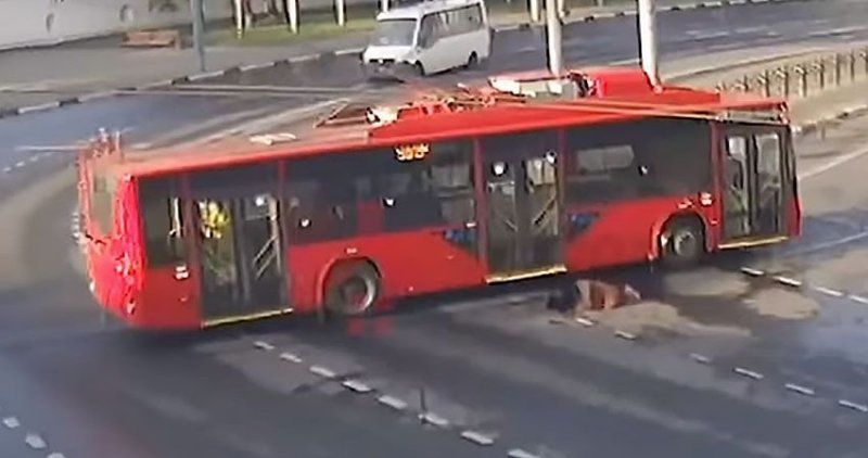 Троллейбус сбил пешехода. ДТП Ярославль троллейбус. Троллейбус попал в аварию Ярославль. Ярославль ДТП театральный троллейбус. 5 Троллейбус врезался Ярославль.