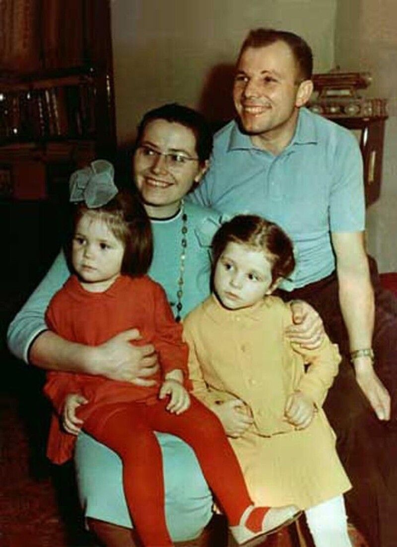 Фото гагарина с семьей фото
