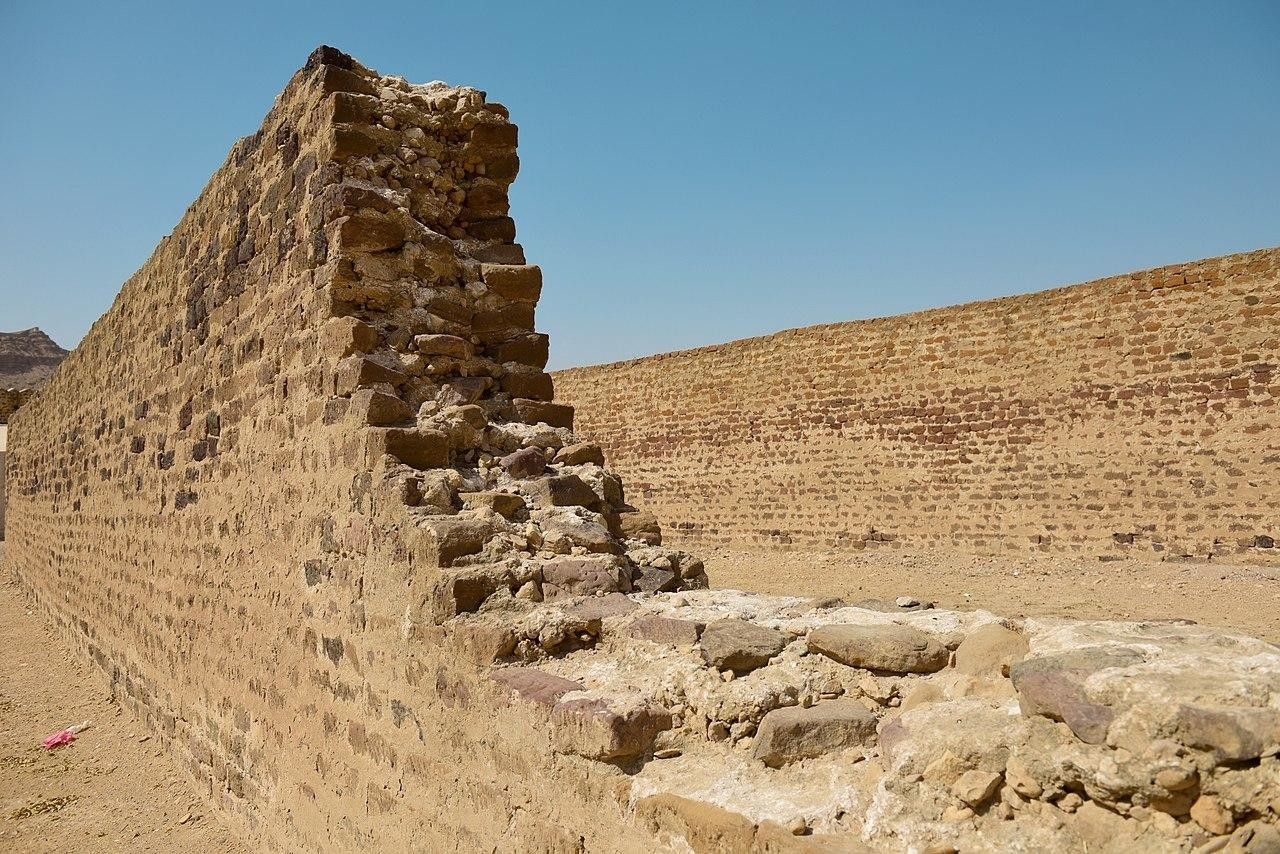 Пакистанская стена. Стена источника. Крепость Раникот. Крепость Раникот Пакистан. Неплохо сохранившаяся