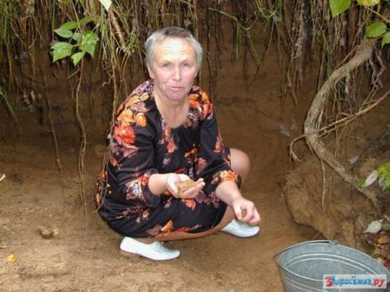 Почему человек ест землю. Женщина которая ест песок и землю.