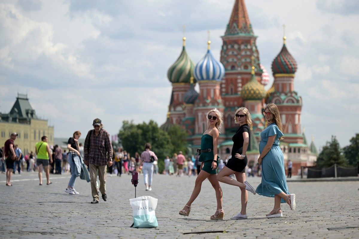 Выглядит Москва лето с людями