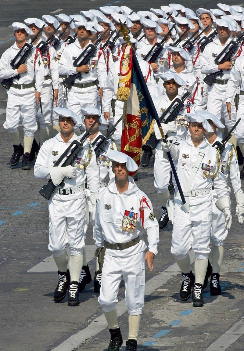Форма разных военных. Французская Военная форма. Военная форма Франции парадная. Парадная форма военнослужащих. Парадная форма армии.