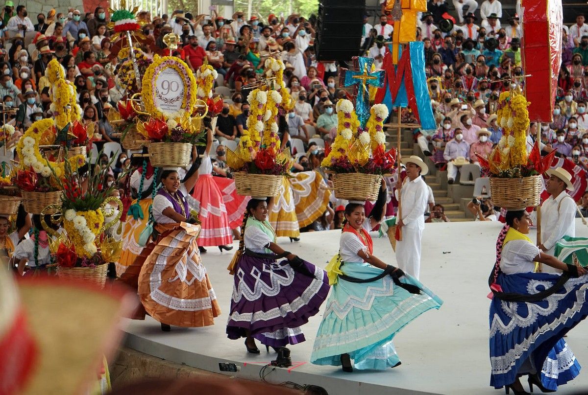 Гелагеца в Мексике. Мексиканский фестиваль. Праздник весны в Мексике. Гелагеца мескаль празднование.