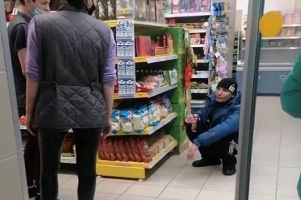 Продавец угрожал. Мужчина в супермаркете. Мужчина в супермаркете приколы. Смешной парень в супермаркете. Универсам сотрудники прикол.